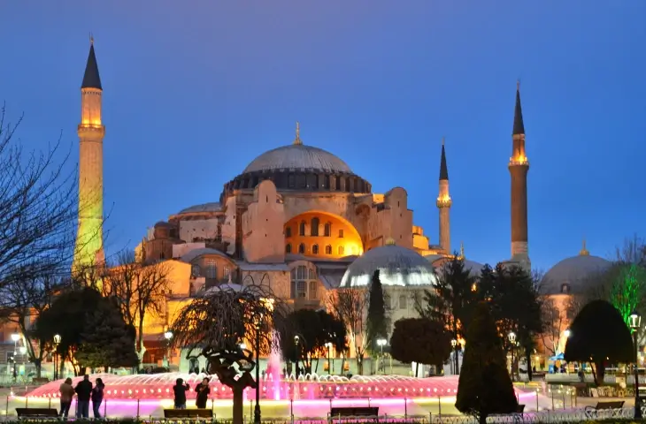 Fetih sonrası İstanbul’un kültürel ve demografik dönüşümünü simgeleyen, akşam ışıklarıyla aydınlanan Ayasofya ve çevresindeki şehir dokusu.